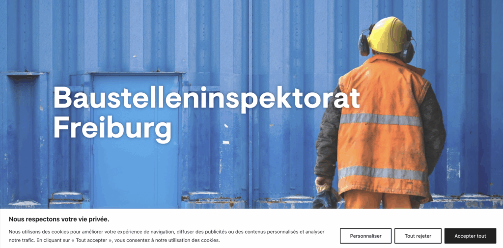 Cookie consent banner on the Freiburg Construction Site Inspectorate website, showing a construction worker in orange safety gear facing a blue metal container wall, with text in German and French offering options to customize, reject all, or accept all cookies.